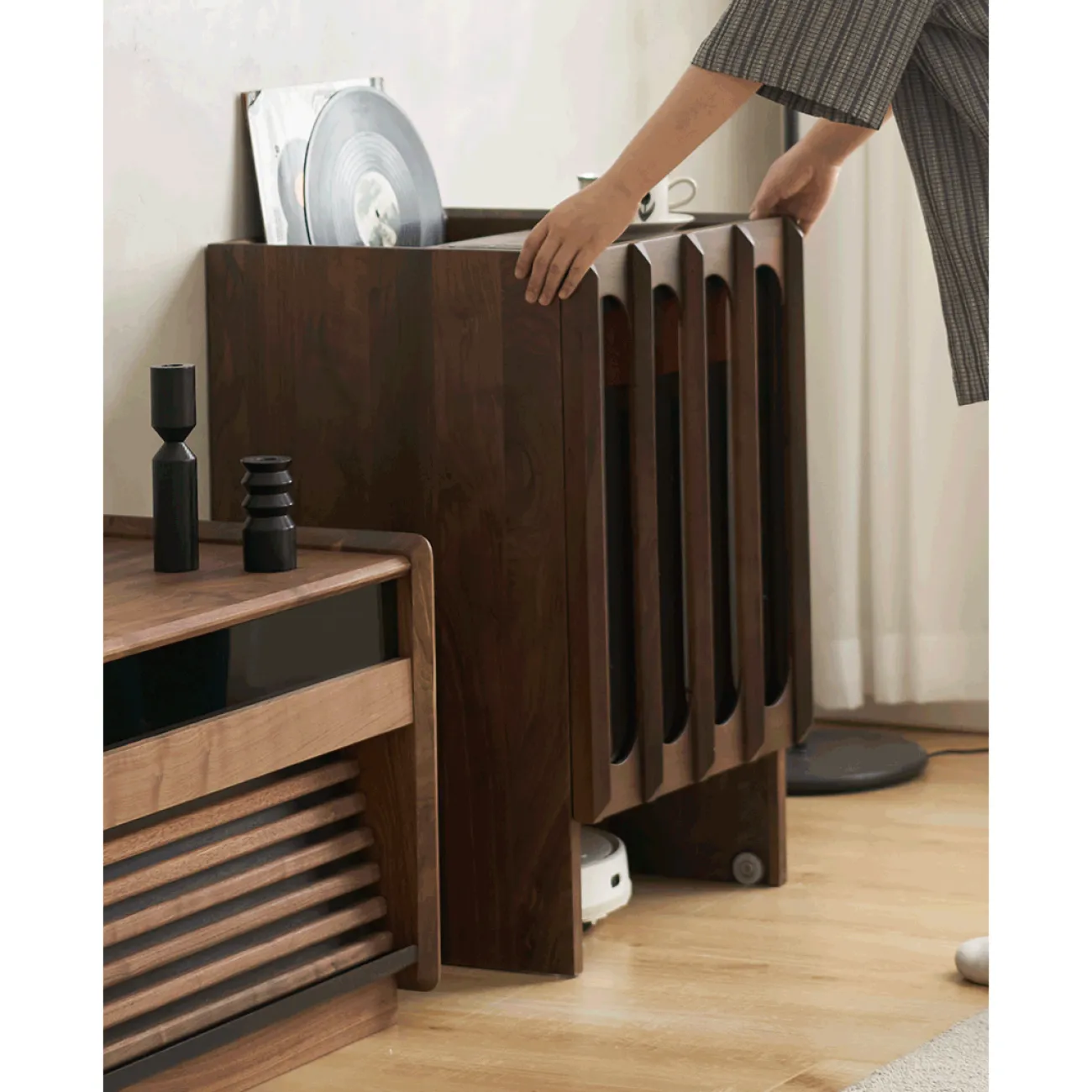 Современная тумбочка с колесиками WOODSTIK 35641-29 Современная тумбочка с колесиками WOODSTIK 35641-29