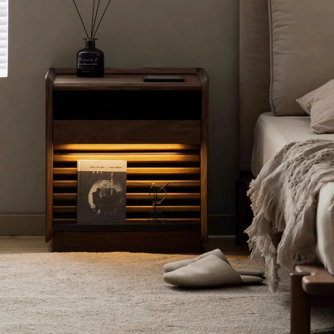 Прикроватная тумбочка из черного ореха с лампой WOODSTIK 35643-29