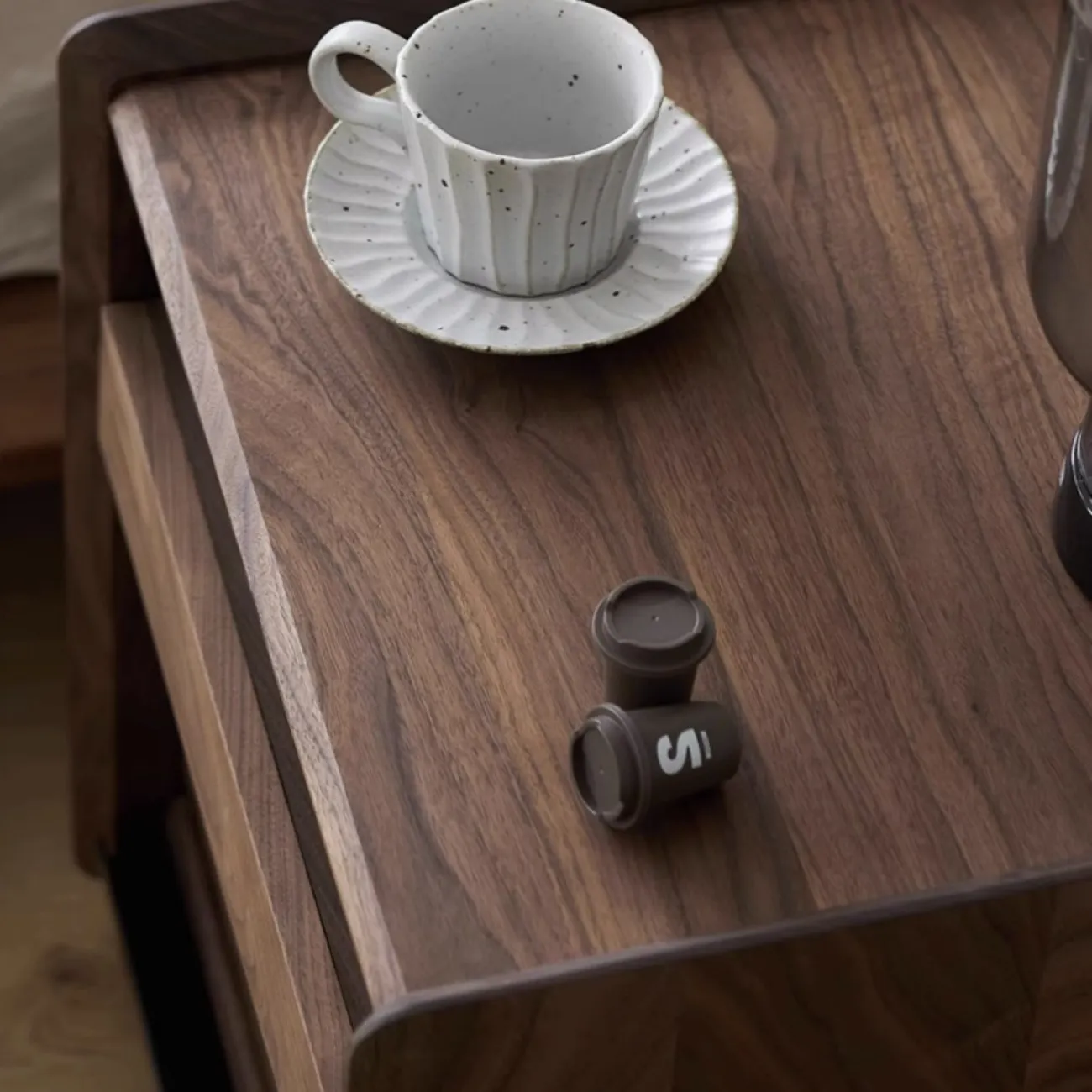 Прикроватная тумбочка из черного ореха с лампой WOODSTIK 35643-29