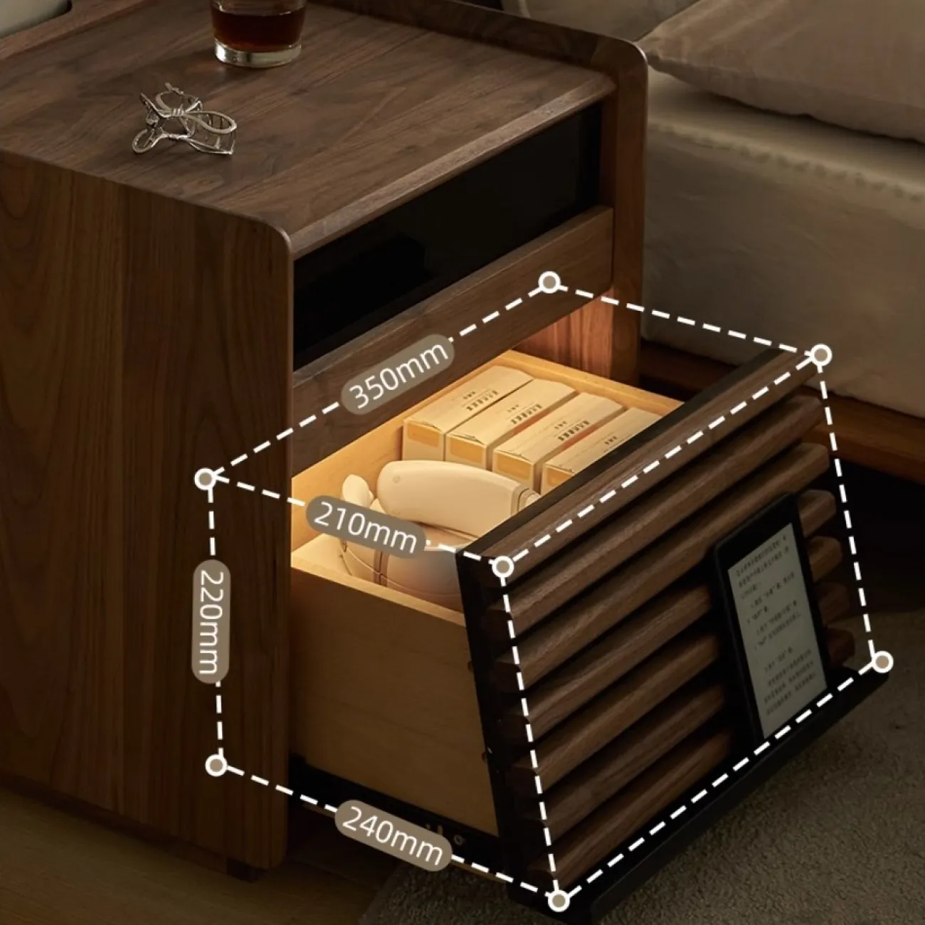 Прикроватная тумбочка из черного ореха с лампой WOODSTIK 35643-29