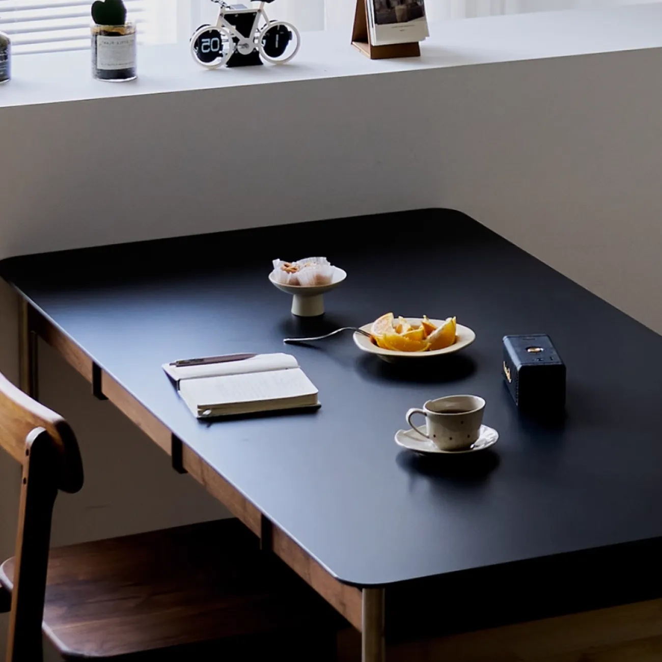 Обеденный стол в ретро стиле из каменной плиты WOODSTIK 35646-29