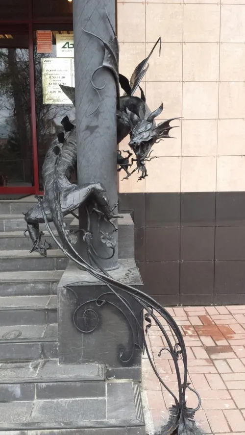 Кованая скульптура Изящный дракон736-2132.6086956522